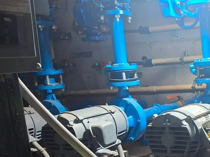 Las bombas de un cuarto de máquinas después del mantenimiento